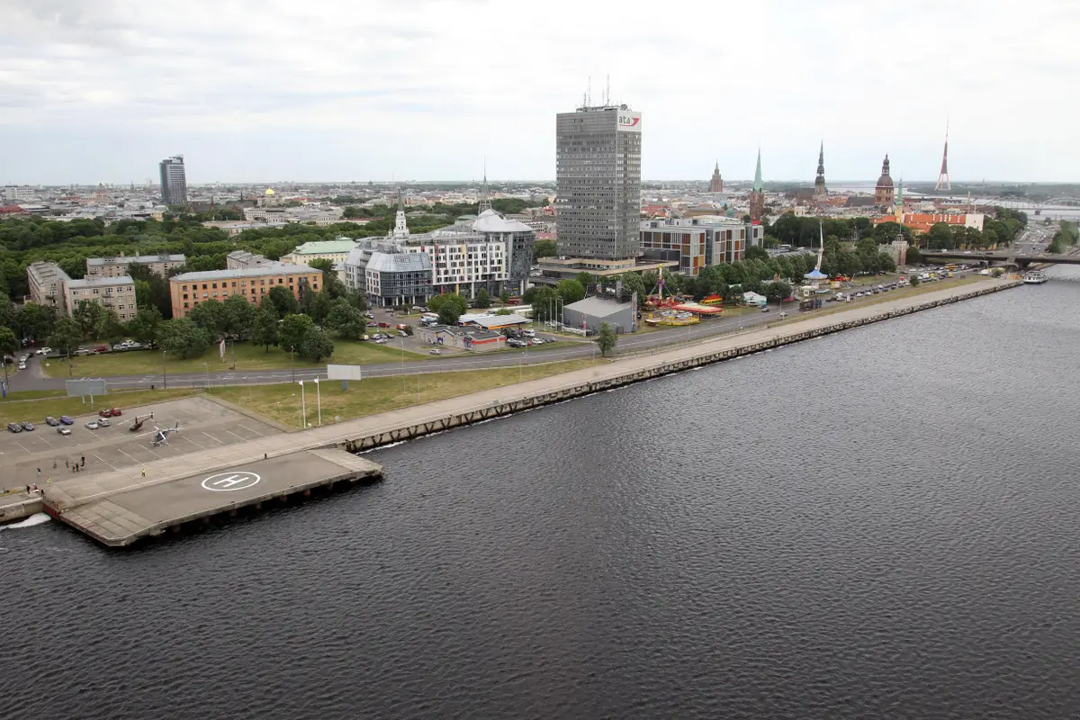 Пассажиропоток Рижского аэропорта за 11 месяцев вырос незначительно. Фото. Набережная Западной Двины в Риге. © РИА Новости. Оксана Джадан