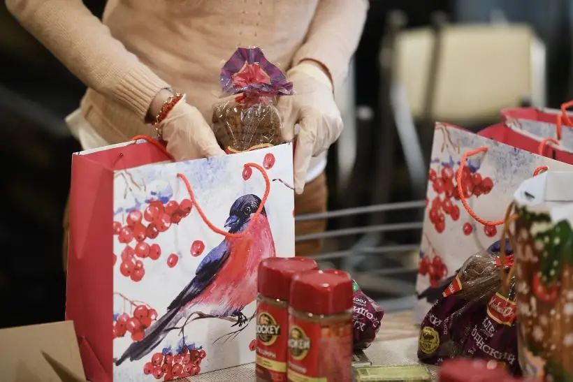 Наполнение съедобного подарка можно адаптировать под любые предпочтения. Фото