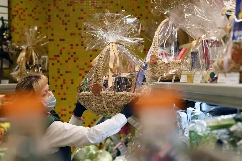 Продуктовый подарок в плетеной корзине смотрится очень эффектно. Фото