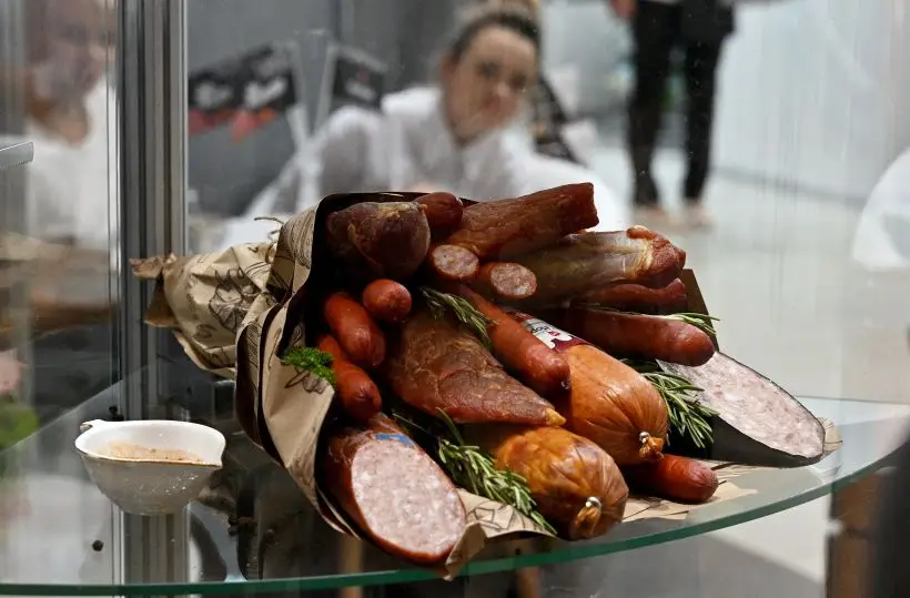 Мужчине можно подарить съедобный букет из мясных деликатесов, на полке он точно не залежится. Фото