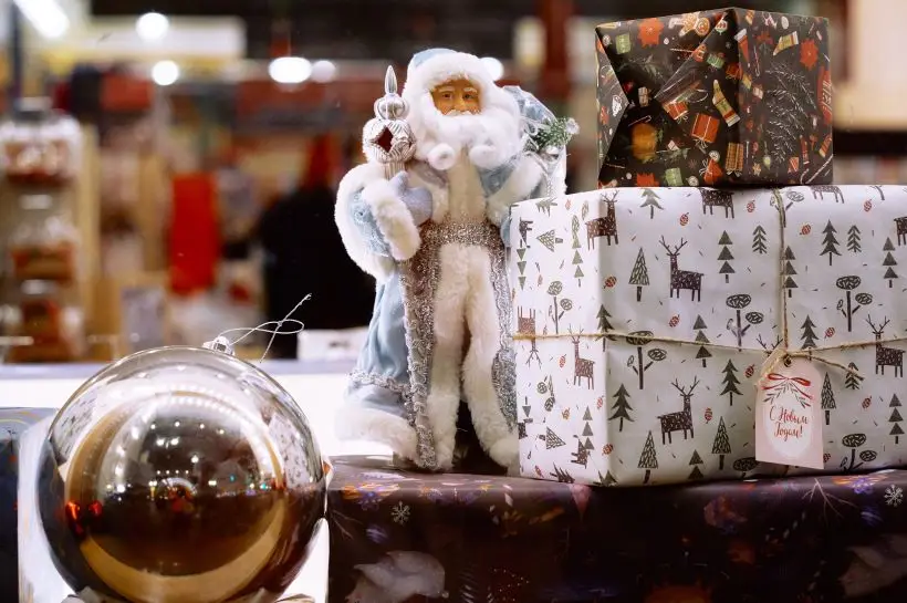 Съедобный подарок можно дополнить симпатичной елочной игрушкой или фигуркой Деда Мороза. Фото