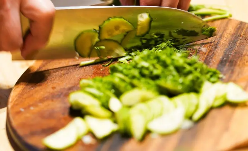 Отдавайте предпочтение зеленым салатам и овощным миксам. Фото