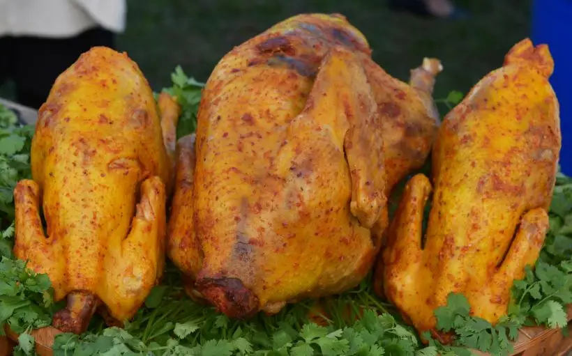 Можно приготовить запеченную курицу, утку либо индейку с золотистой хрустящей корочкой. Фото