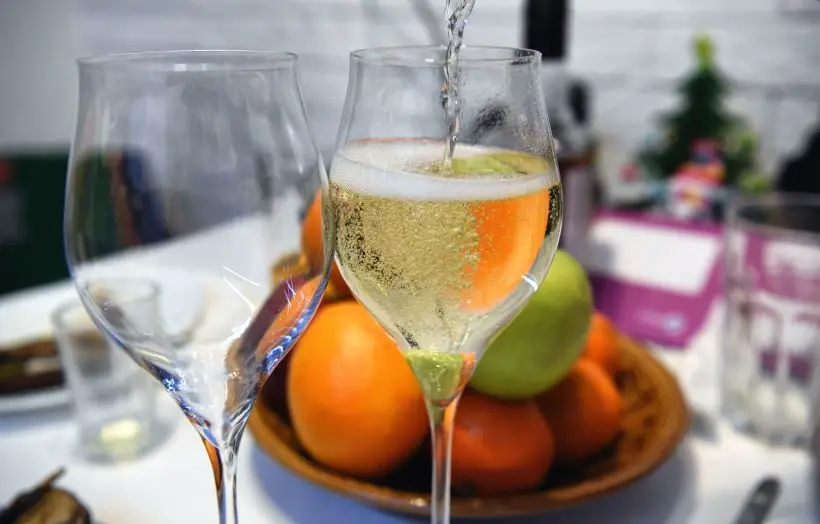 Предпочтение стоит отдавать легким алкогольным напиткам. Фото