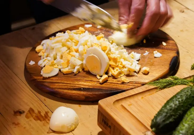 Классический Оливье тоже можно адаптировать к праздничному столу на год Лошади. Фото