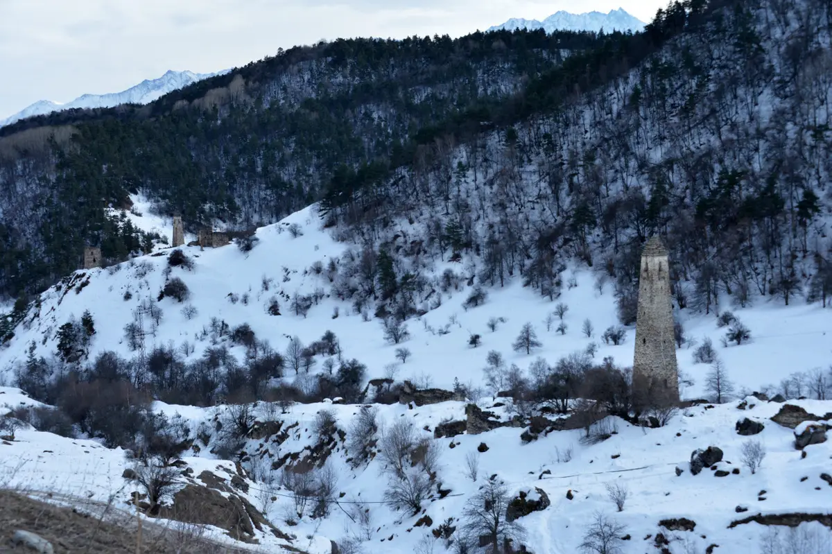 Необычный каменный артефакт исследуют в Ингушетии. Фото. Башни Дошхакле и Гадаборш в Джейрахском районе Ингушетии. © РИА Новости. Саид Царнаев