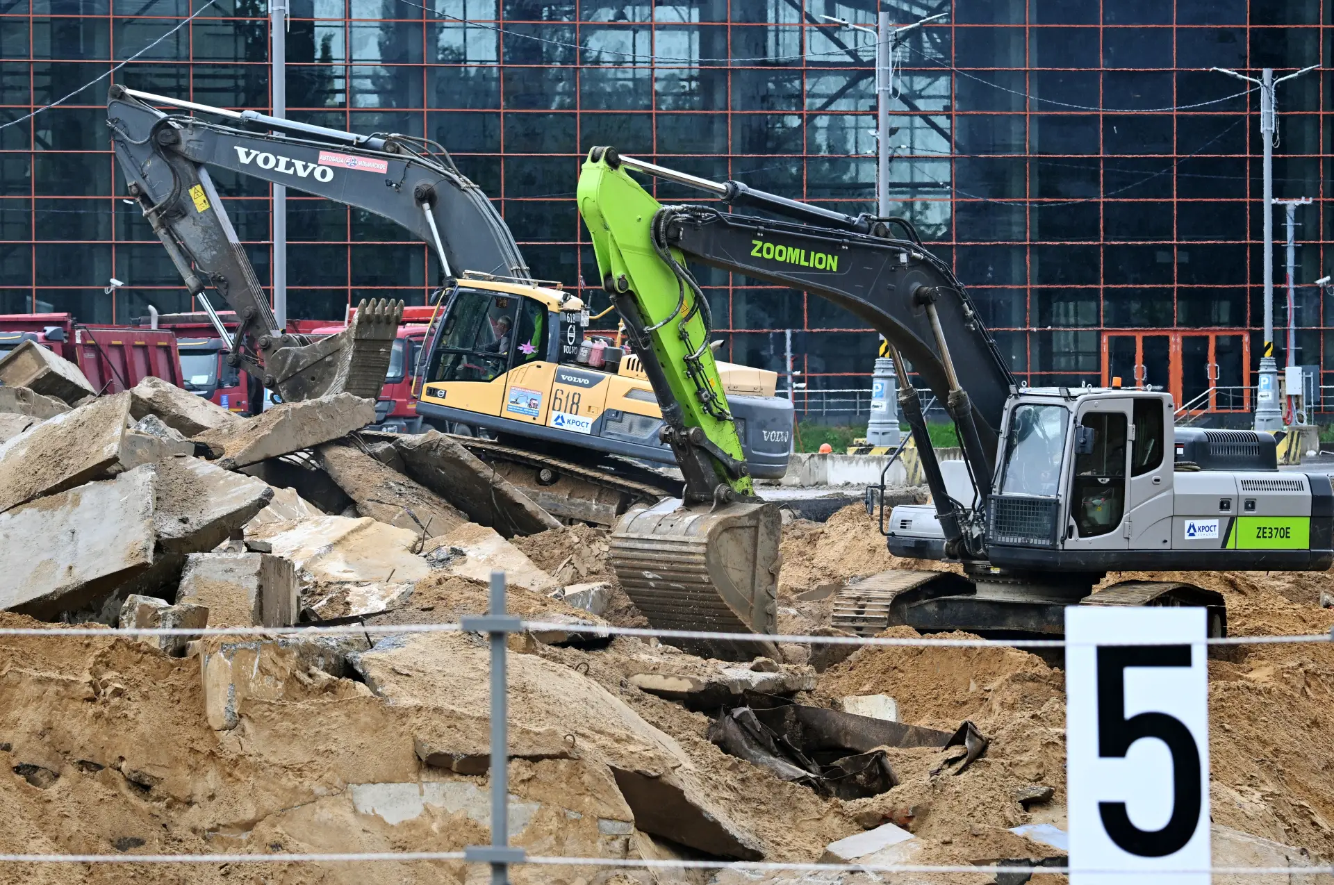 Собянин ознакомился со строительством конгрессно-выставочного центра на ВДНХ. Фото. © РИА Новости. Алексей Майшев