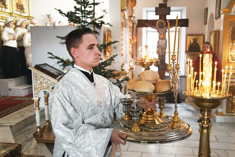 служба, свечи. Фото