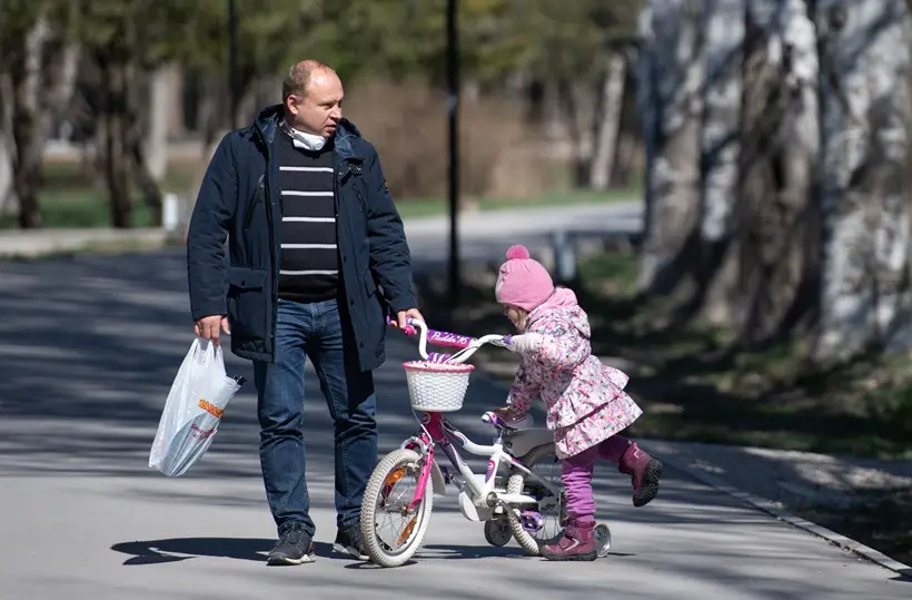 отец с дочерью в парке, велосипед. фото