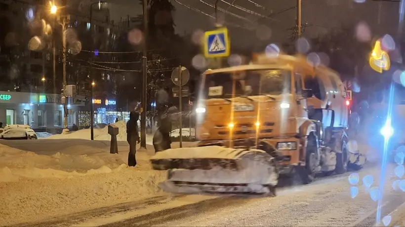 Свыше 500 спецмашин вывели на свердловские дороги для уборки снежных заносов. Фото. © 