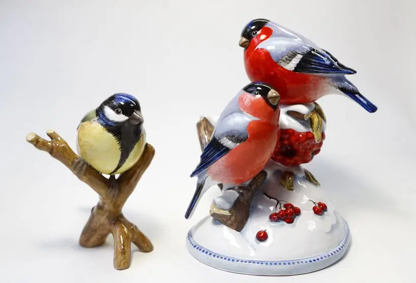 В России часто продают сувениры в виде снегиря. Фото