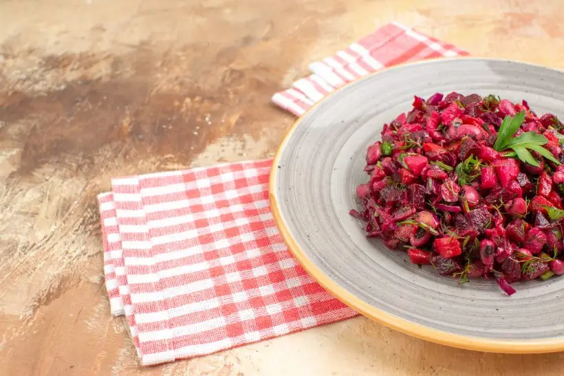 Основу классического винегрета составляют отварные корнеплоды и соленья. Фото