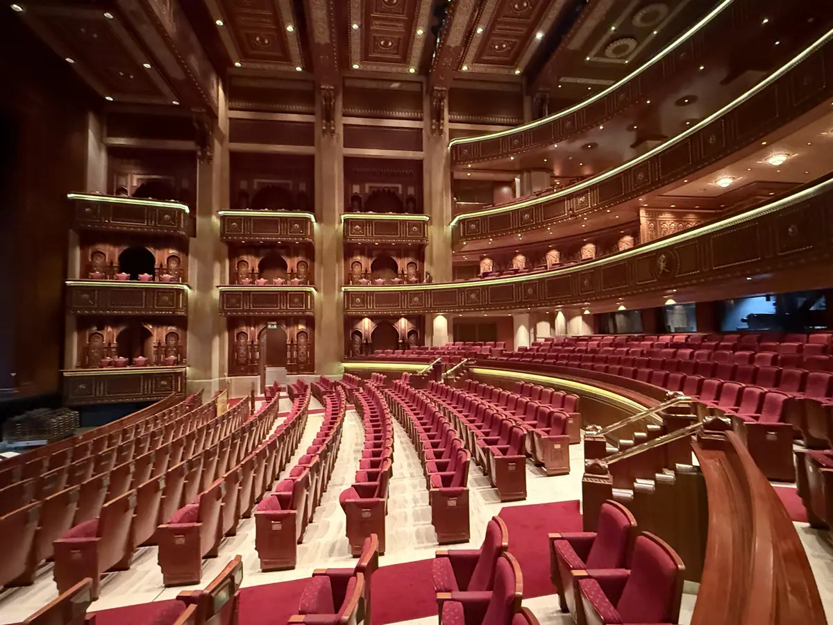 Здание Королевского оперного театра – одно из самых красивых в Маскате. © Пресс-служба туроператора Fun&Sun. Ольга Ланская