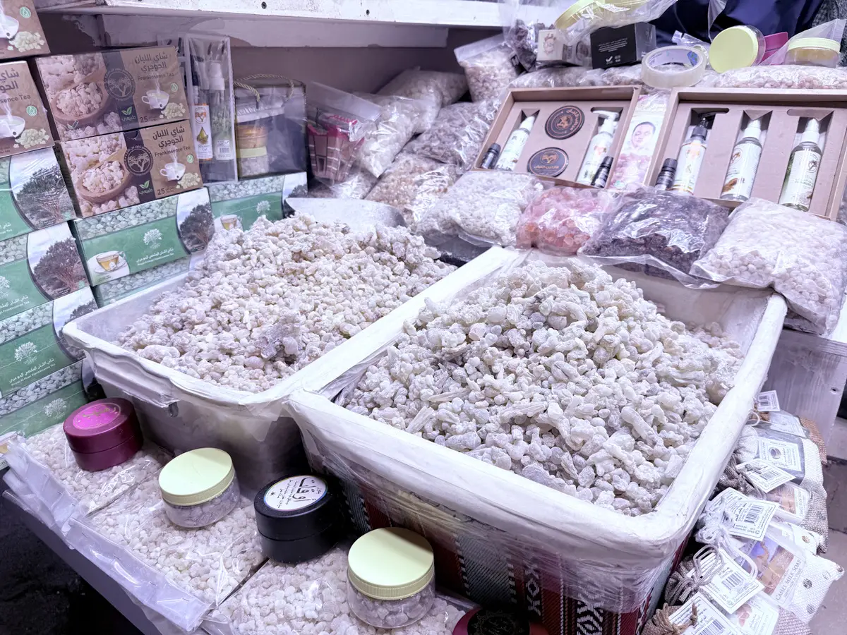 Ладан продается на рынках в виде маленьких кусочков смолы, которые для покупателей упаковывают в пакетики. А добывают его, сделав надрезы на стволе дерева Босвеллия. © Пресс-служба туроператора Fun&Sun. Ольга Ланская