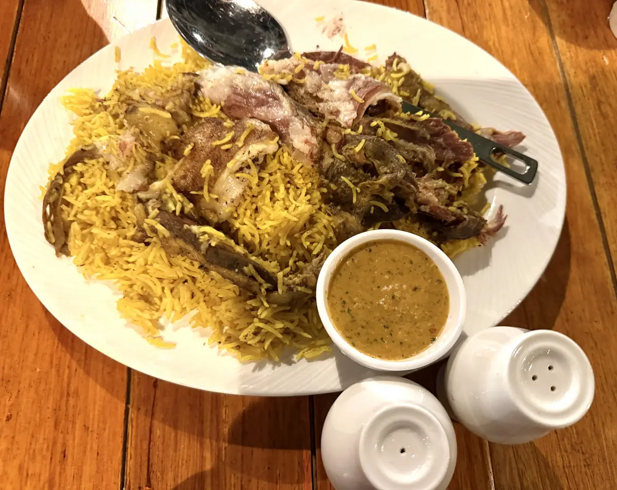 Запеченную в пальмовых листьях баранину вынимают из подземной печи на ужине в отеле Salalah Rotana Resort 5*. © Пресс-служба туроператора Fun&Sun. Ольга Ланская