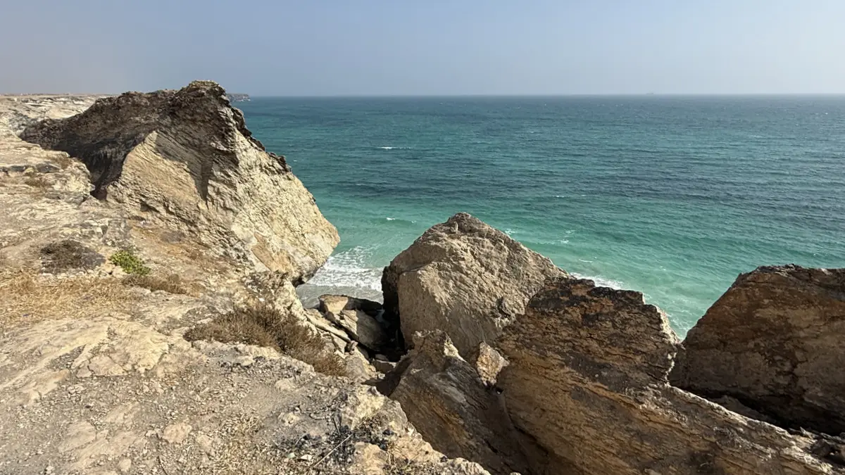 Оман: когда ехать, что смотреть и другая полезная информация о стране и отдыхе. Фото. Побережье Арабского моря Индийского океана в южной части Омана. © Пресс-служба туроператора Fun&Sun. Ольга Ланская