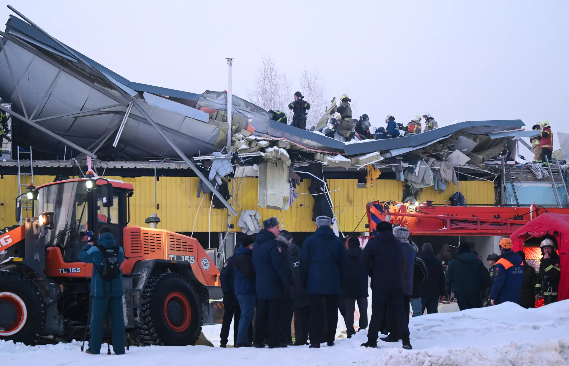 Второй пострадавший извлечен из-под завалов здания в Новосибирске- Минздрав региона. Фото. © РИА Новости. Александр Кряжев