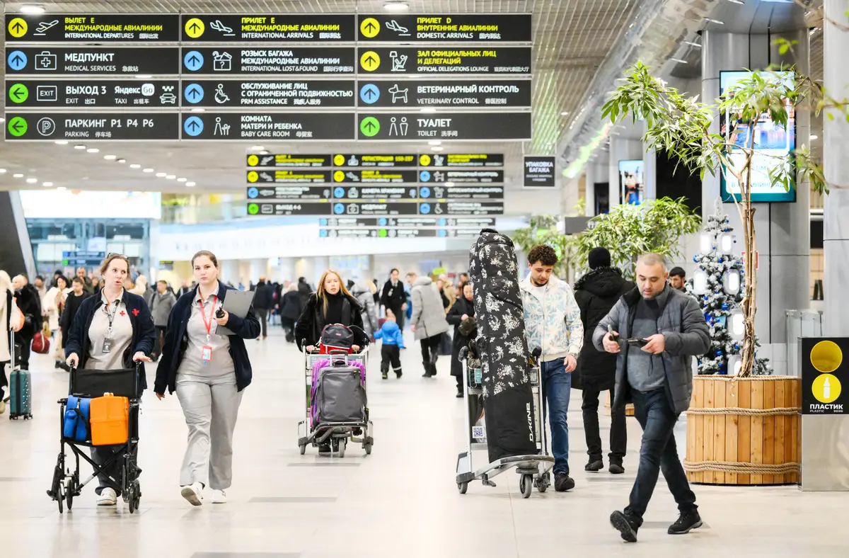 Деловые туристы в 2025 году чаще всего оформляли визы в Китай, Францию и Индию. Фото. Пассажиры в аэропорту 