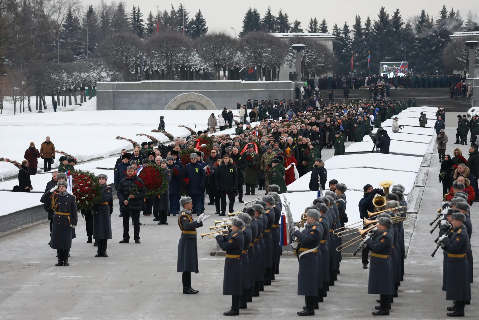 Матвиенко, Беглов, Гуцан и Руденя возложили цветы к памятнику 