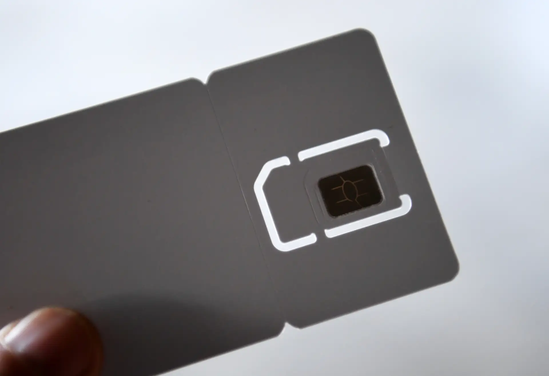 Мошенники используют паспорта умерших для обхода ограничения на покупку сим-карт. Фото. © РИА Новости