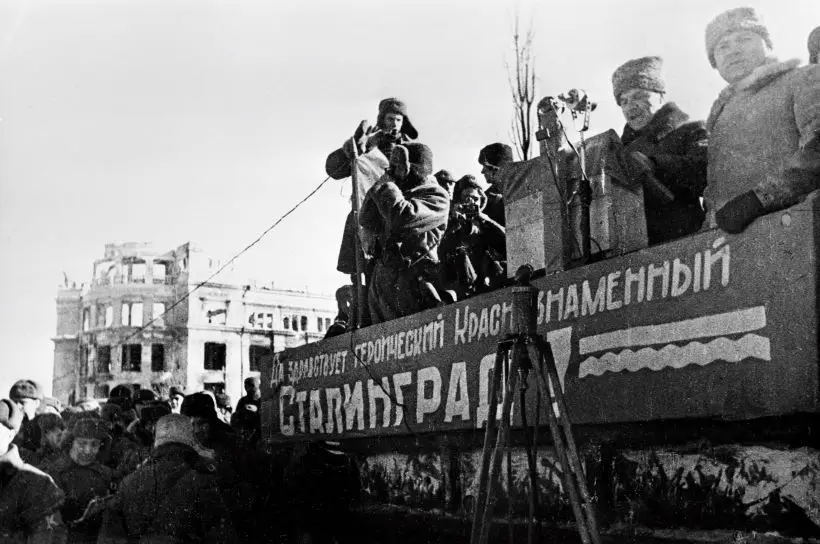 Митинг на площади Павших Бойцов в Сталинграде в честь разгрома немецко-фашистских войск. Фото