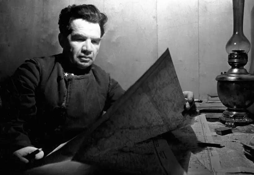 Командующий 62-й армией генерал-лейтенант Василий Иванович Чуйков у карты на командном пункте в Сталинграде. Фото