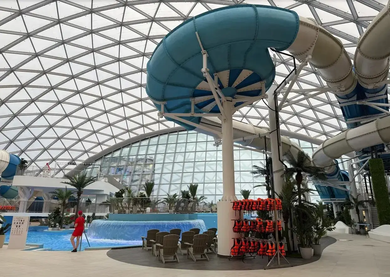 Морозы и снег в России увеличили спрос на услуги термальных комплексов при отелях. Фото. Аквапарк 