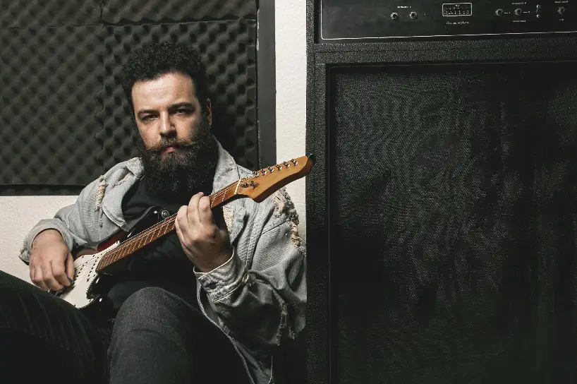 Работа над песнями в студии - неотъемлемая часть жизни рок-группы. Фото