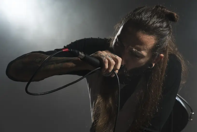 Такие экстремальные техники вокала как скриминг и гроулинг обязаны своим появлением рок-музыке, и активно используются в метале. Фото