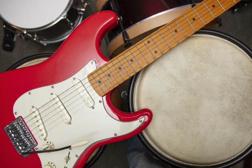 Электрогитара и ударные - основные инструменты для исполнения рок-музыки. Фото