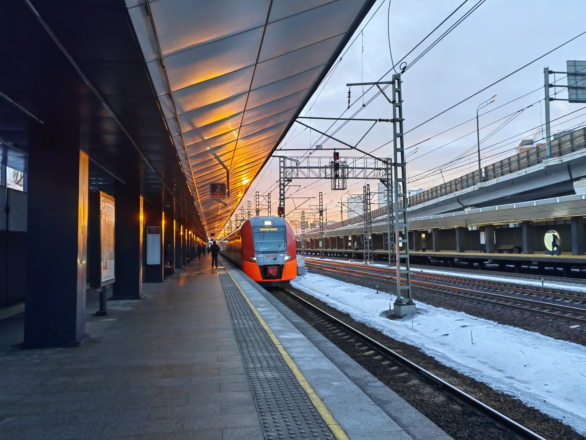 Движение пригородных поездов на большинстве направлений МЖД осуществляется штатно. Фото. © 