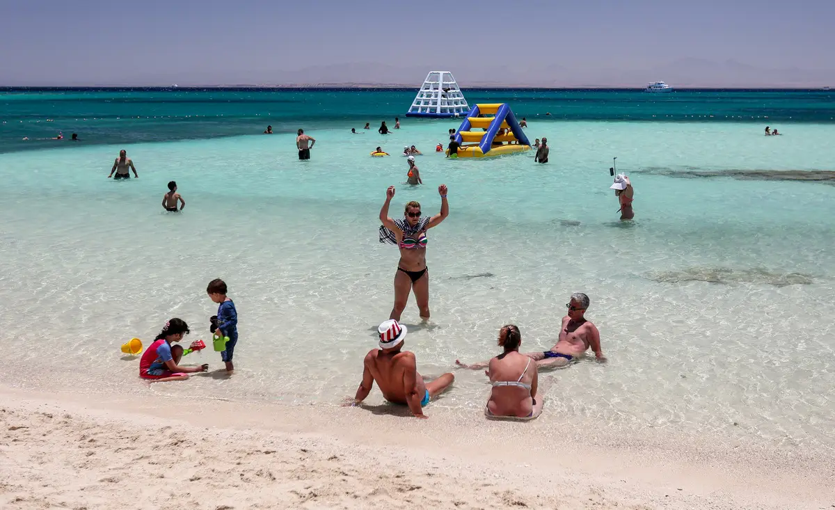 Египет в феврале-марте стал самым бюджетным направлением с теплым морем. Фото. Туристы на острове Гифтун в Красном море возле Хургады. © РИА Новости. Павел Львов