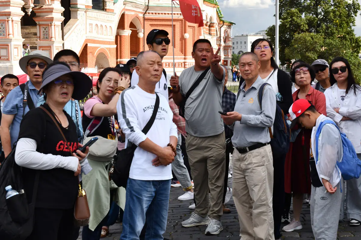 Больше 50% туристических поездок в РФ в 2025 году пришлось на граждан Китая. Фото. Китайские туристы  в Москве. © РИА Новости. Владимир Вяткин