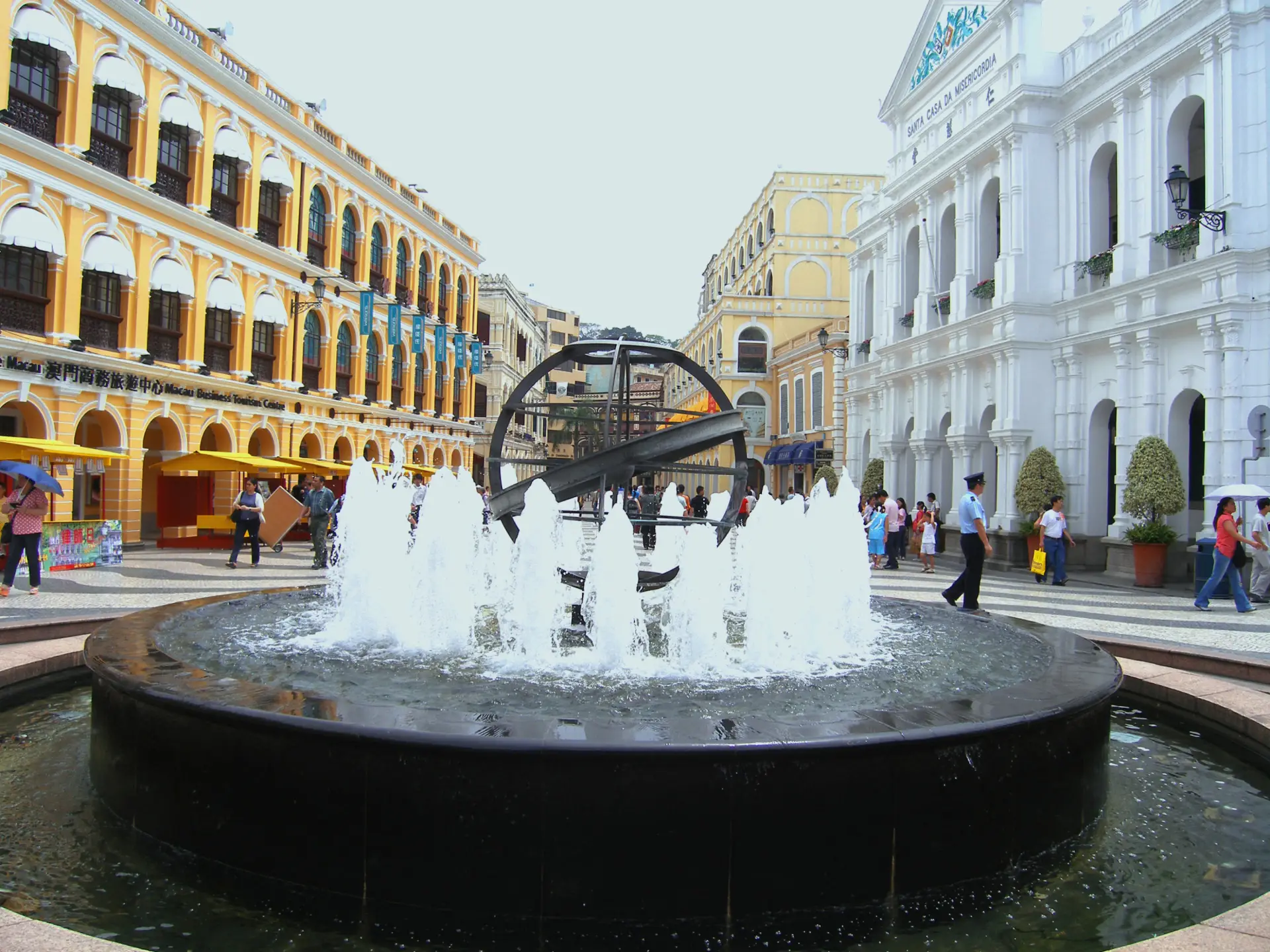 Отель в Макао продал демонтированные из пола в лобби слитки золота. Фото. © РИА Новости. Артур Александров