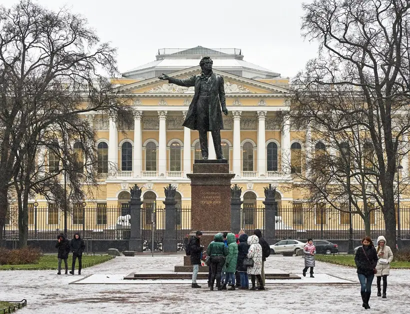 Памятник поэту Александру Пушкину на площади Искусств в Петербурге. Фото