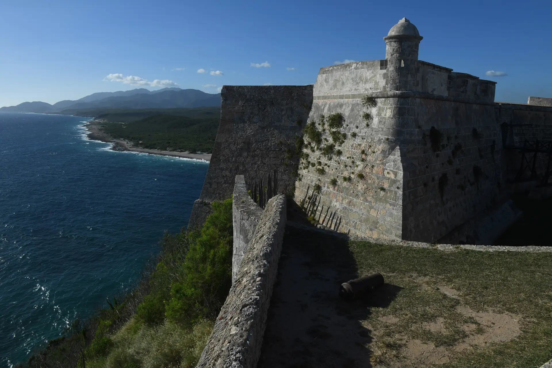 Российских туристов на Кубе переселяют из закрывающихся отелей. Фото. Крепость Кастильо-дель-Моро в Сантьяго-де-Куба. © РИА Новости. Михаил Воскресенский