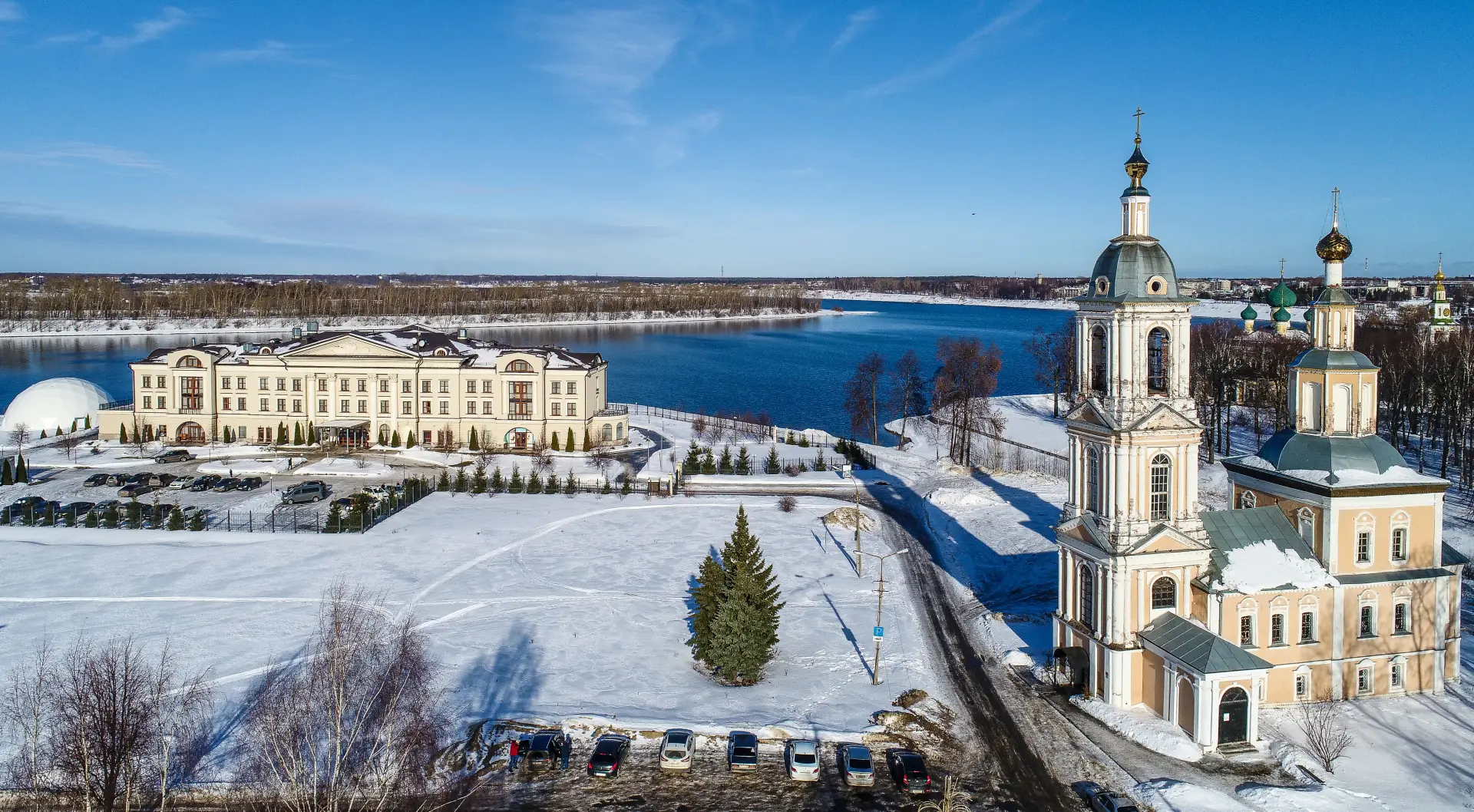 Бронирования отелей в России на выходные 23 февраля выросли на 35-80%. Фото. Церковь Казанской Богоматери и гостиница 