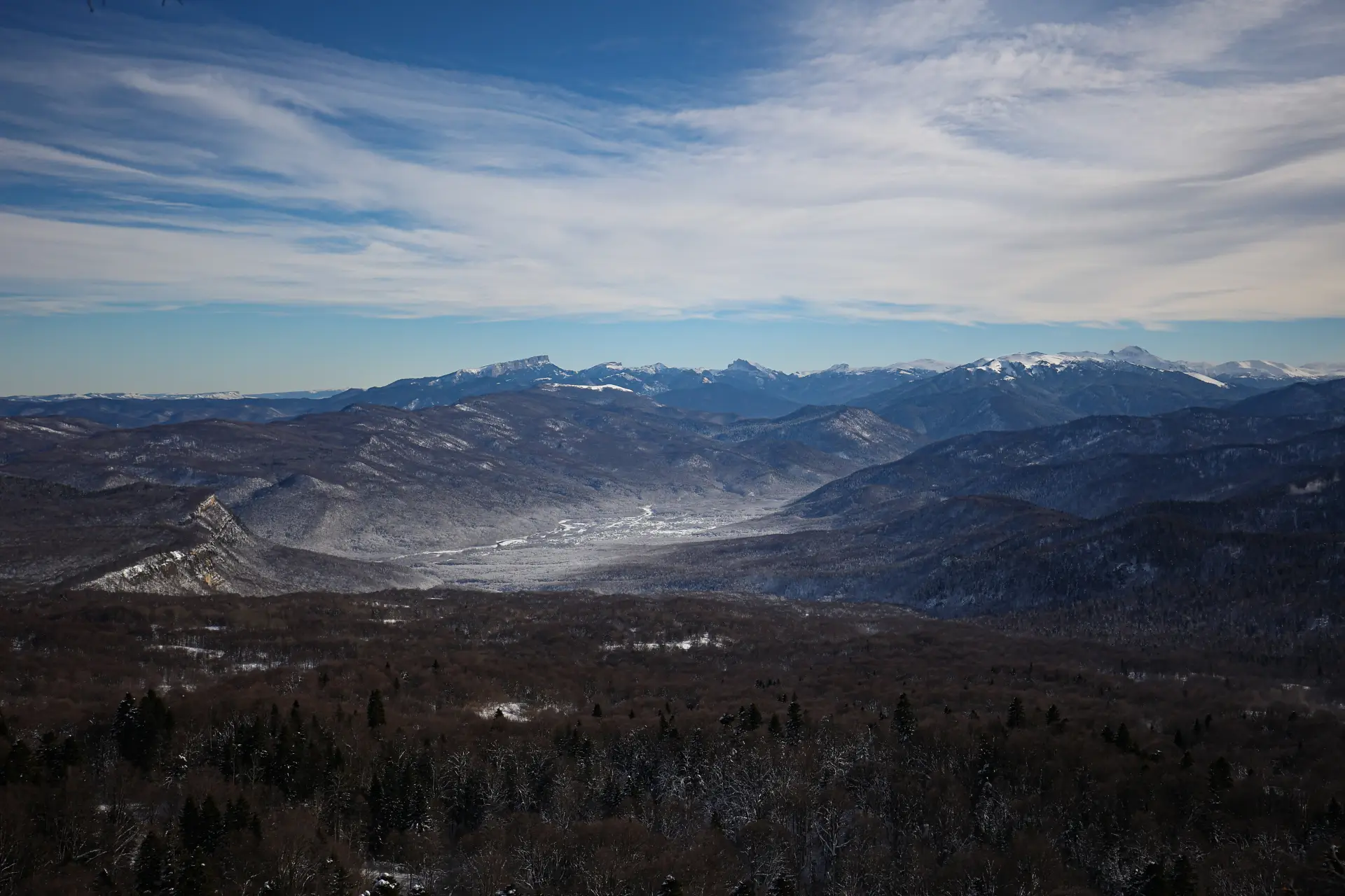 Угроза схода снежных лавин сохраняется в горах Адыгеи. Фото. Горы на плато Лаго-Наки в Адыгее. © РИА Новости. Виталий Тимкив