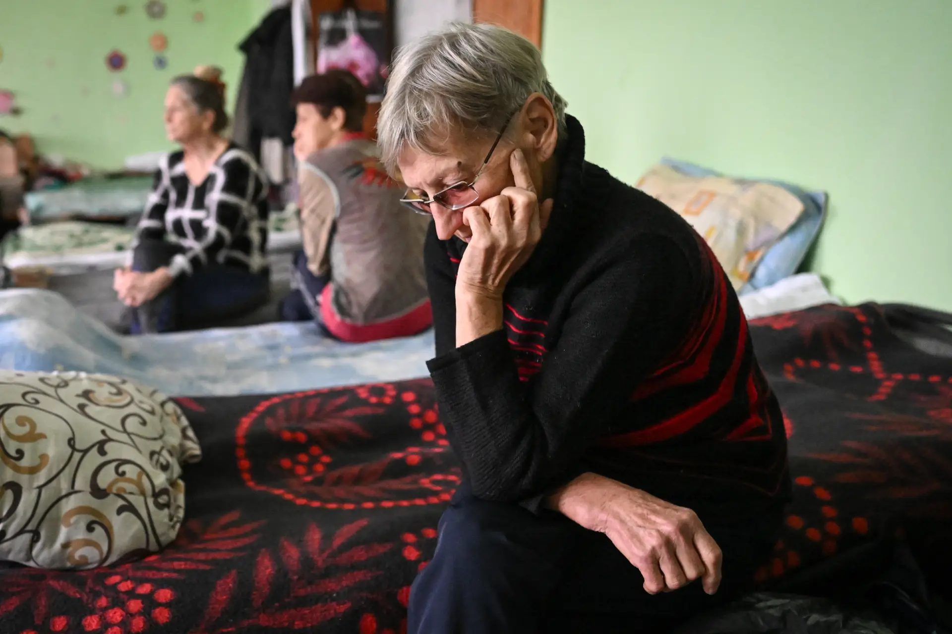 ПВР открыли для жильцов поврежденной при атаке БПЛА многоэтажки в Волжском. Фото. © РИА Новости. Станислав Красильников