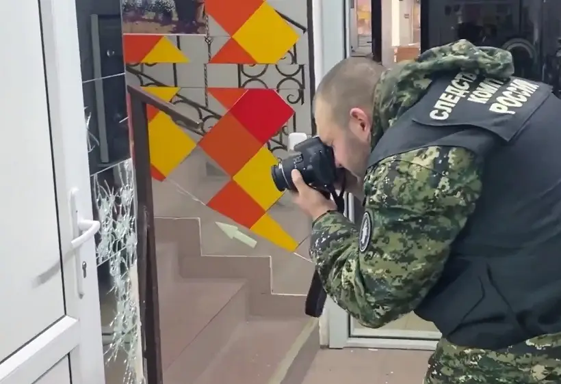 Сотрудник СКР в здании Анапского индустриального техникума, где накануне студент открыл стрельбу. Фото