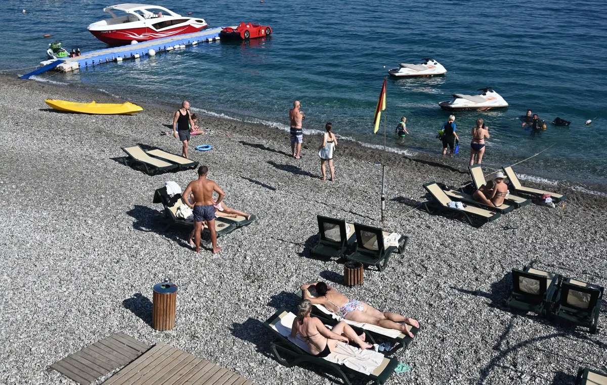 Пакетные туры за рубеж на популярных направлениях не подорожали в 2026 году. Фото. Туристы отдыхают на пляже одного из отелей в Кемере. © РИА Новости. Сергей Пивоваров