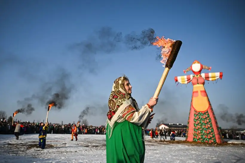 Ритуальное сжигание чучела символизировало жертву, которую необходимо было принести для обновления жизненных сил. Фото