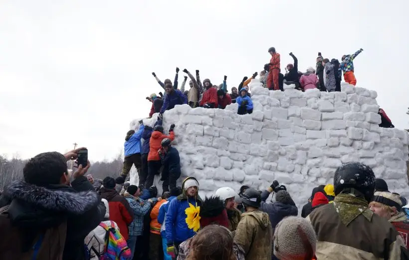 В Разгуляй на Руси устраивали кулачные бои "стенка на стенку" и взятие снежных городков. Традиции сильны и по сей день. Фото