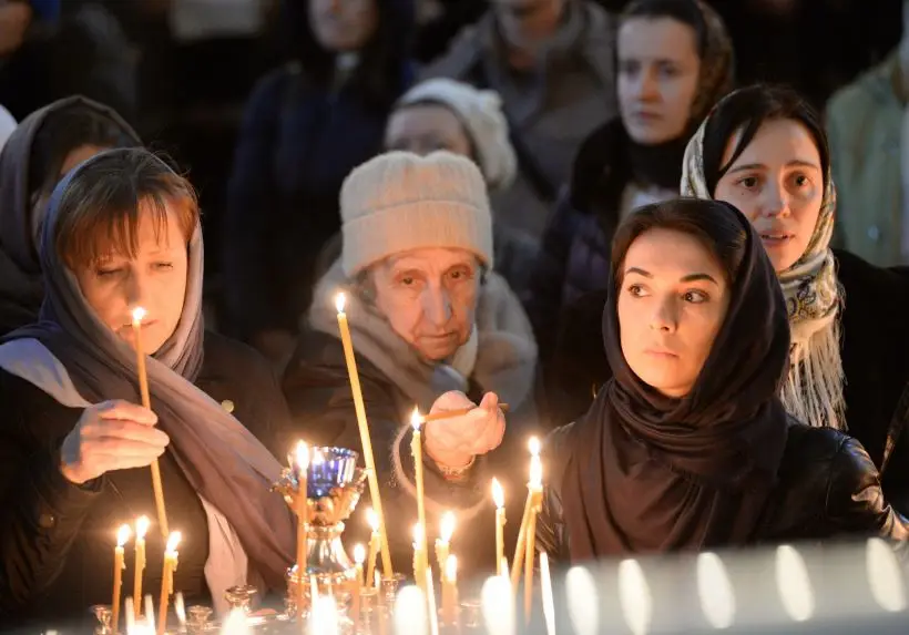 Прощеное воскресенье - день, когда по христианской традиции православные верующие просят прощения у близких за все причиненные им обиды и посещают службу в храме. Фото