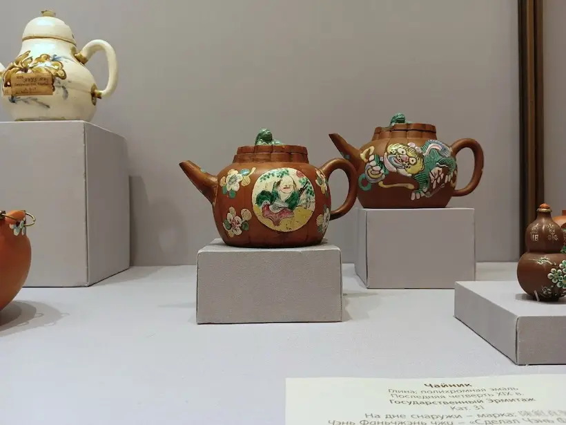 Чайники XVII века из исинской глины представили в Эрмитаже. Фото. © 