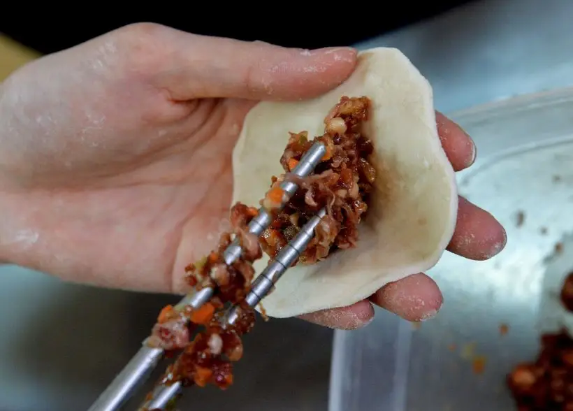 В новогоднем меню обязательно присутствуют пельмени цзяо-цзы, они символизируют богатство, поскольку напоминают своей формой древние золотые слитки. Фото