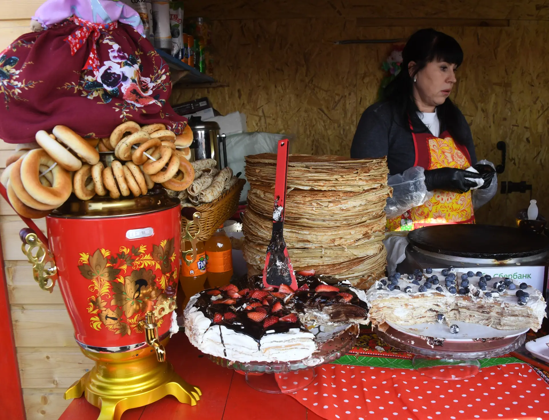 Блинный торт на 5 тыс. человек по рецепту Арины Родионовны испекут в Петропавловской крепости. Фото. © РИА Новости. Виталий Аньков
