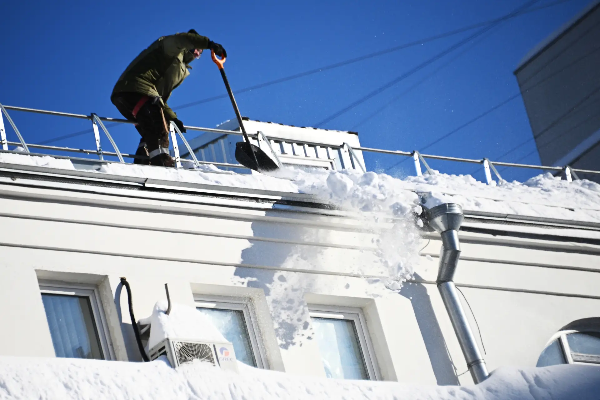 Глава ХМАО поручил усилить контроль за уборкой снега с крыш после гибели ребенка. Фото. © РИА Новости. Алексей Филиппов