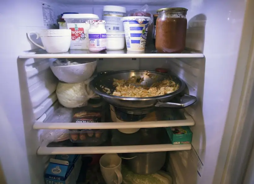 Ночное переедание связано, как правило, с нарушением циркадных ритмов и гормонального фона. Фото