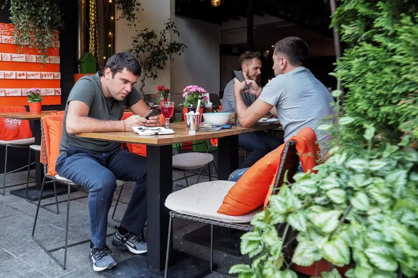 Важно научиться есть без смартфона, медленно пережевывая пищу. Фото